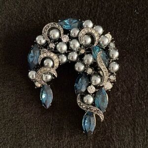 Grey pearl & colored rhinestones brooch